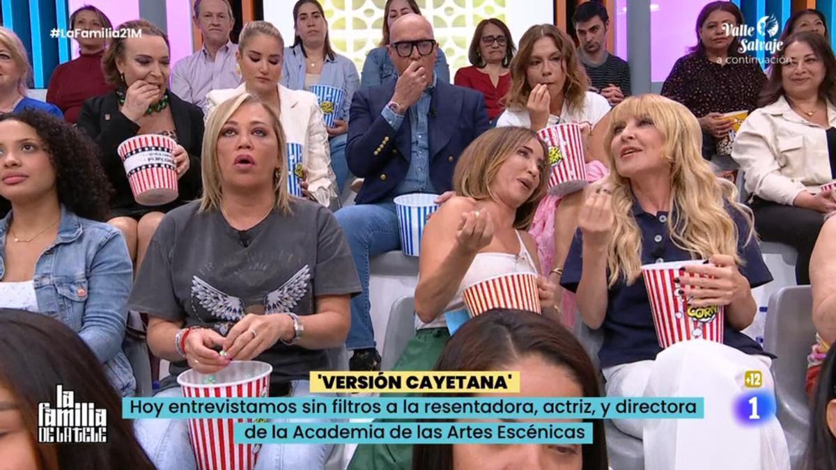 Cayetana Guillén Cuervo junto a los colaboradores de 'La familia de la tele'