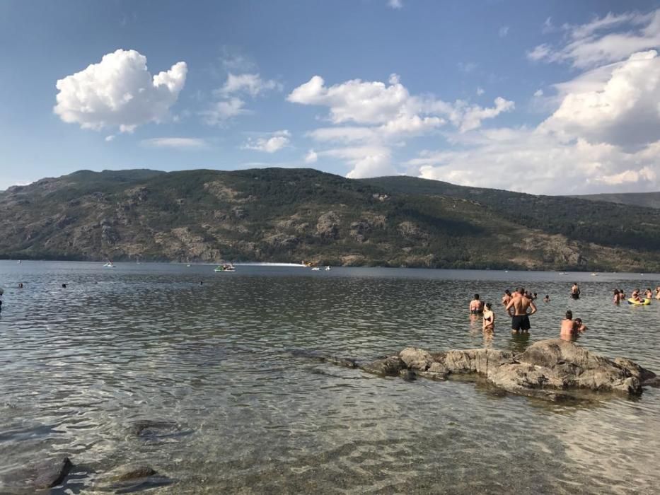 Los hidroaviones cogen agua en el Lago de Sanabria