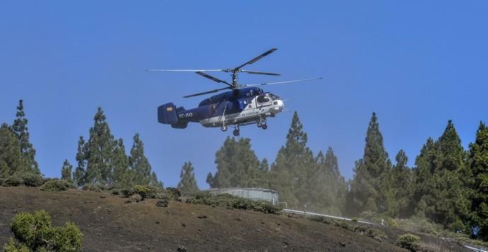 GÁLDAR. Pinos de Gáldar, helicóptero tomando agua en deposito.  | 11/08/2019 | Fotógrafo: José Pérez Curbelo