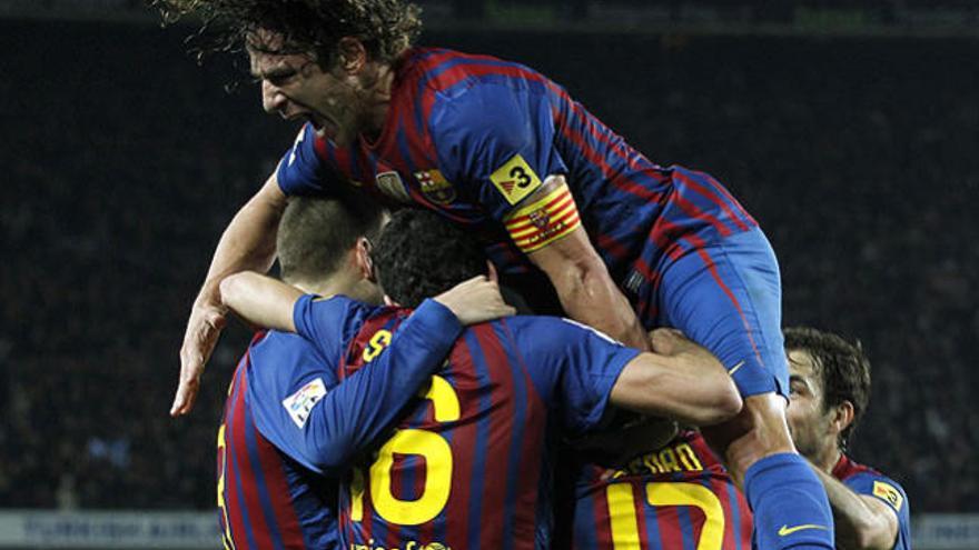 Los jugadores del Barcelona celebran el gol de Alves.