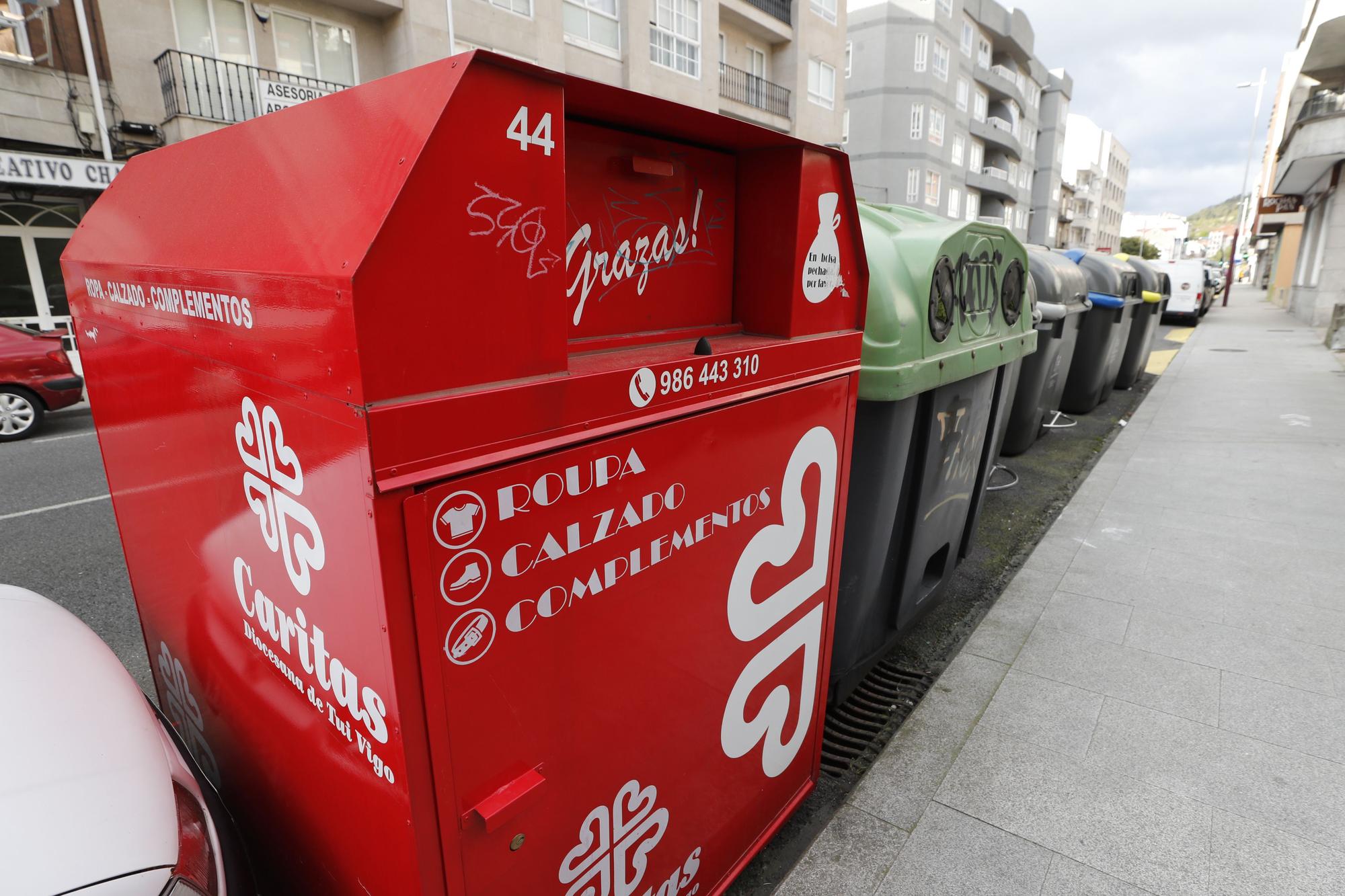 Contenedor de recogida de ropa de Cáritas en Vigo.