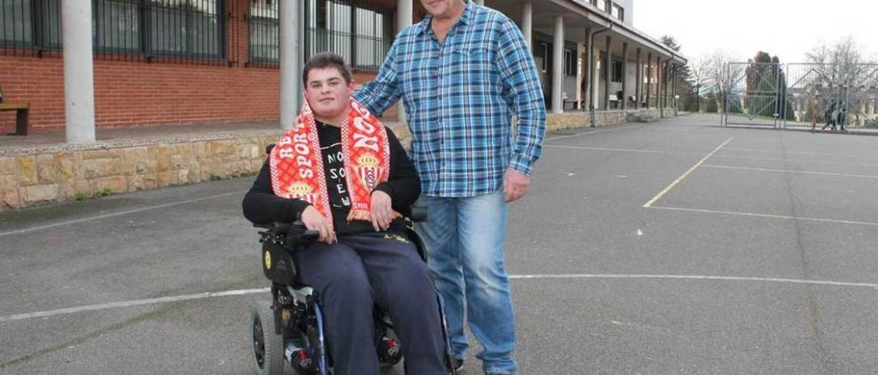 Jorge Geajovky, ayer, junto a su padre, Jiri, en el patio del IES Río Nora.