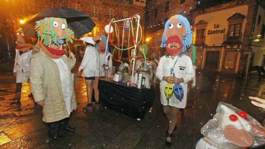 &quot;Os Tarteiras&quot; desafiaron a la lluvia y salieron disfrazados por el Casco Vello durante la tarde.  // J.Santomé