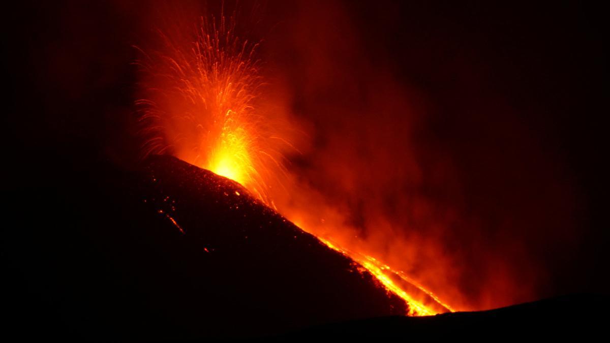 El volcán Etna expulsa lava con fuerza.