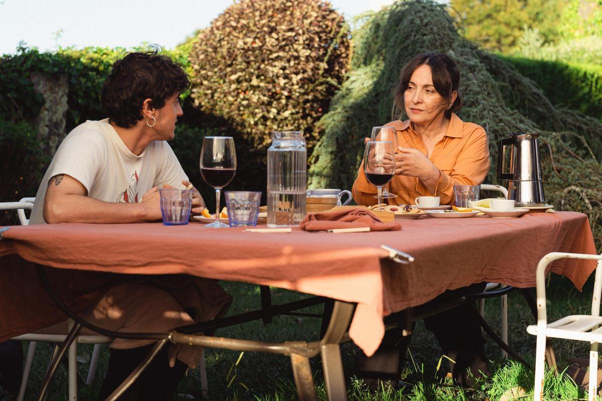 Os protagonistas de "As liñas discontinuas", no filme.