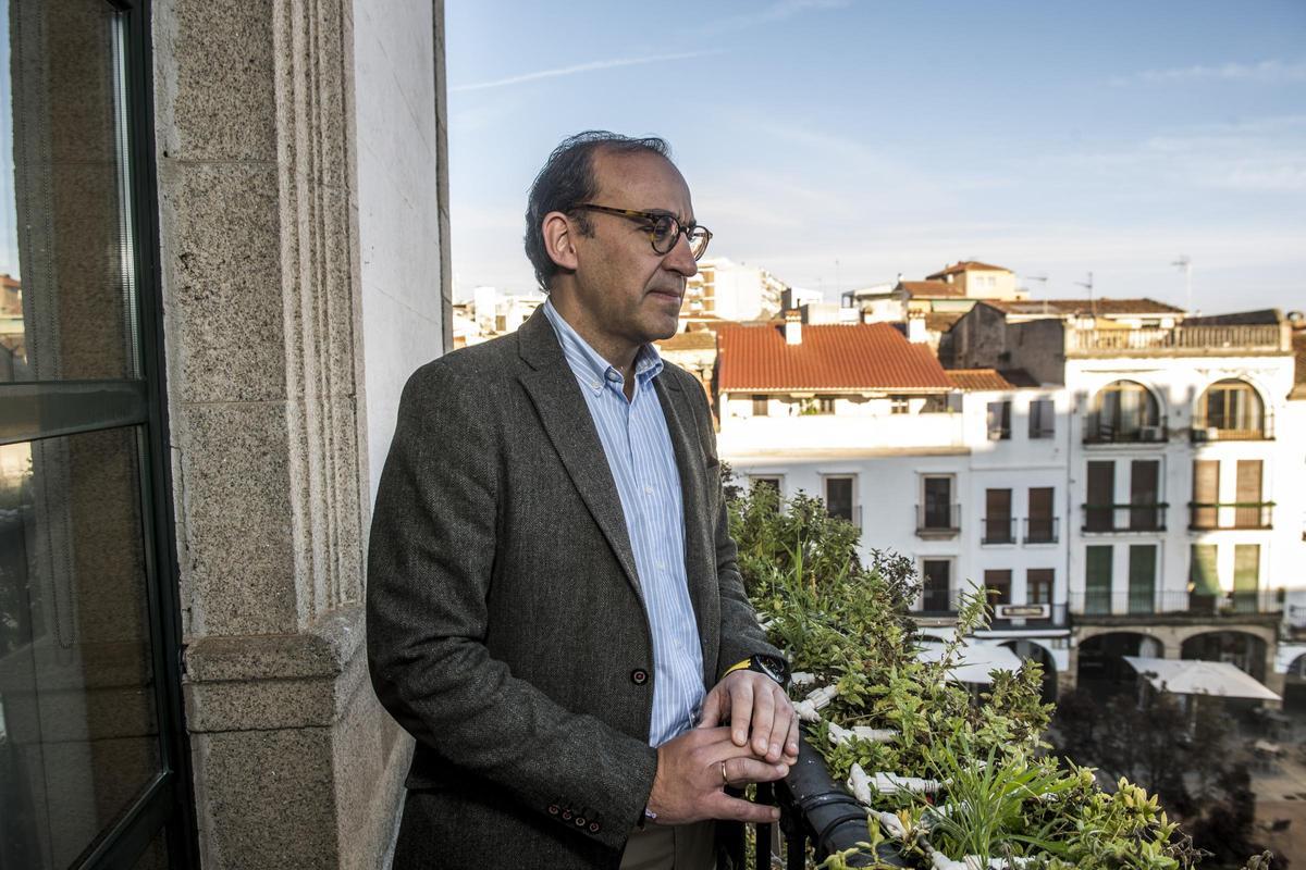 El alcalde de Cáceres en el balcón del ayuntamiento.