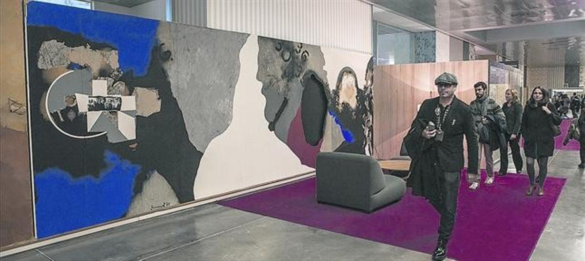 El gran mural de l’artista Josep Guinovart, ahir, a l’anomenada rambla del FAD, a l’edifici Hub Barcelona. El gran mural de l’artista Josep Guinovart, ahir, a l’anomenada rambla del FAD, a l’edifici Hub Barcelona.