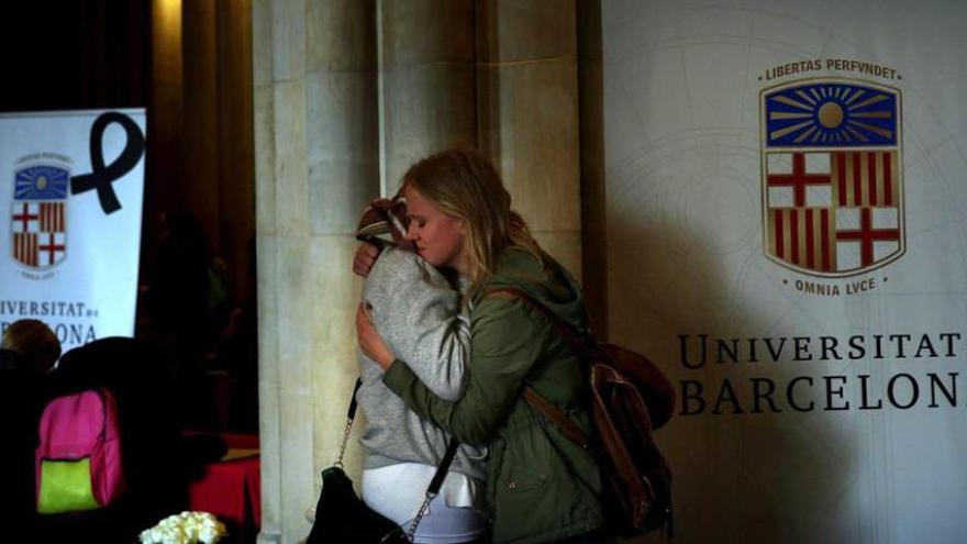 Dos supervivientes se abrazan en la capilla ardiente de la UB.