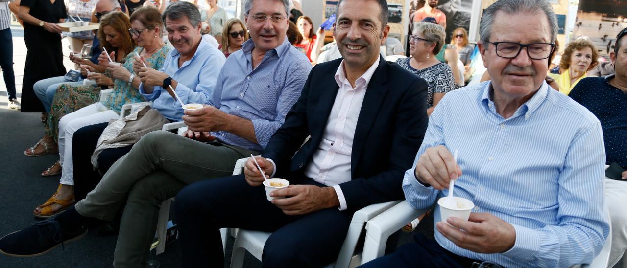 José Besada, el conselleiro Alfonso Villares y el alcalde José Cacabelos,en la jornada "La Cocina del Mar", desplegada esta tarde.