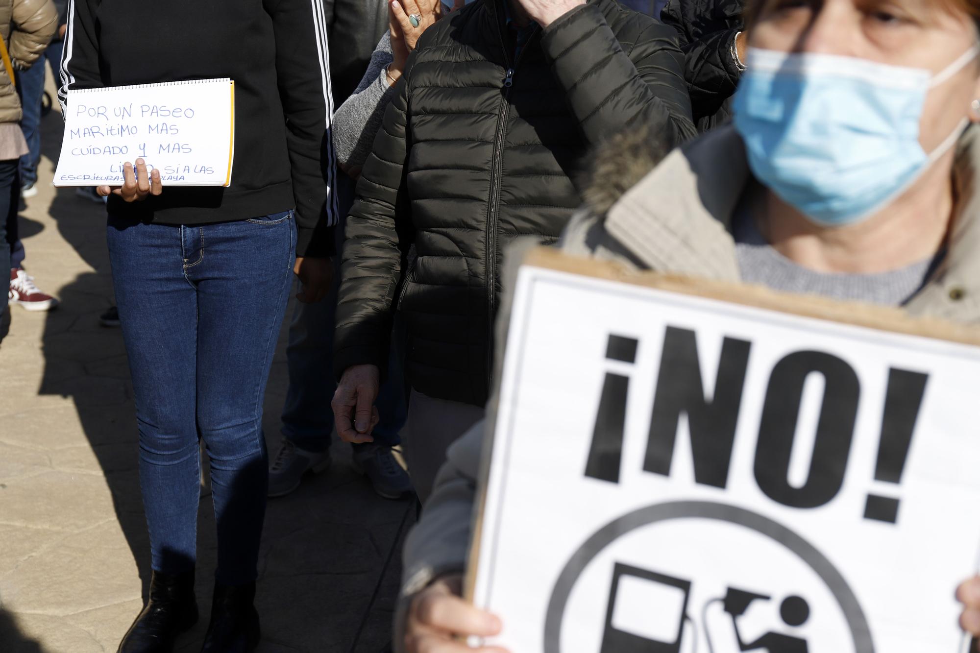 Protesta de vecinos de El Palo y Pedregalejo para pedir mejoras en la zona