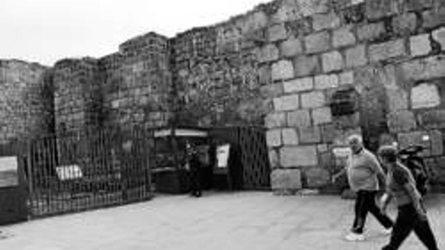 La entrada a la alcazaba se realiza desde hoy por el puente romano