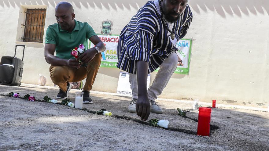 La comunidad africana llora a los dos temporeros fallecidos al raso y exige un albergue en València