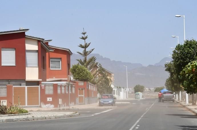 17/07/2019 POZO IZQUIERDO. SANTA LUCIA DE TIRAJANA. Tierra en los Duplex de Pozo Izquierdo por las obras de unos invernaderos.  Fotógrafa: YAIZA SOCORRO.  | 17/07/2019 | Fotógrafo: Yaiza Socorro