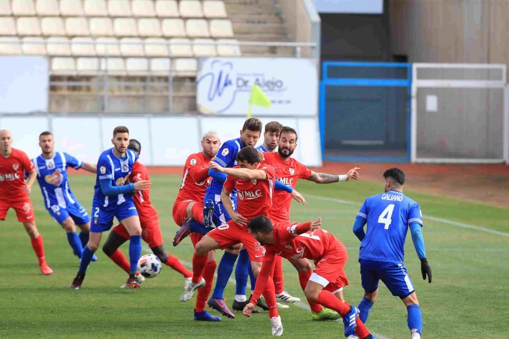 El Lorca Deportiva mejora su imagen pero cae goleado