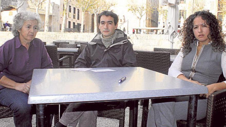 Albert Encinas, entre su madre Mari Cuadrado y su hermana Elena, ayer en Pollença.