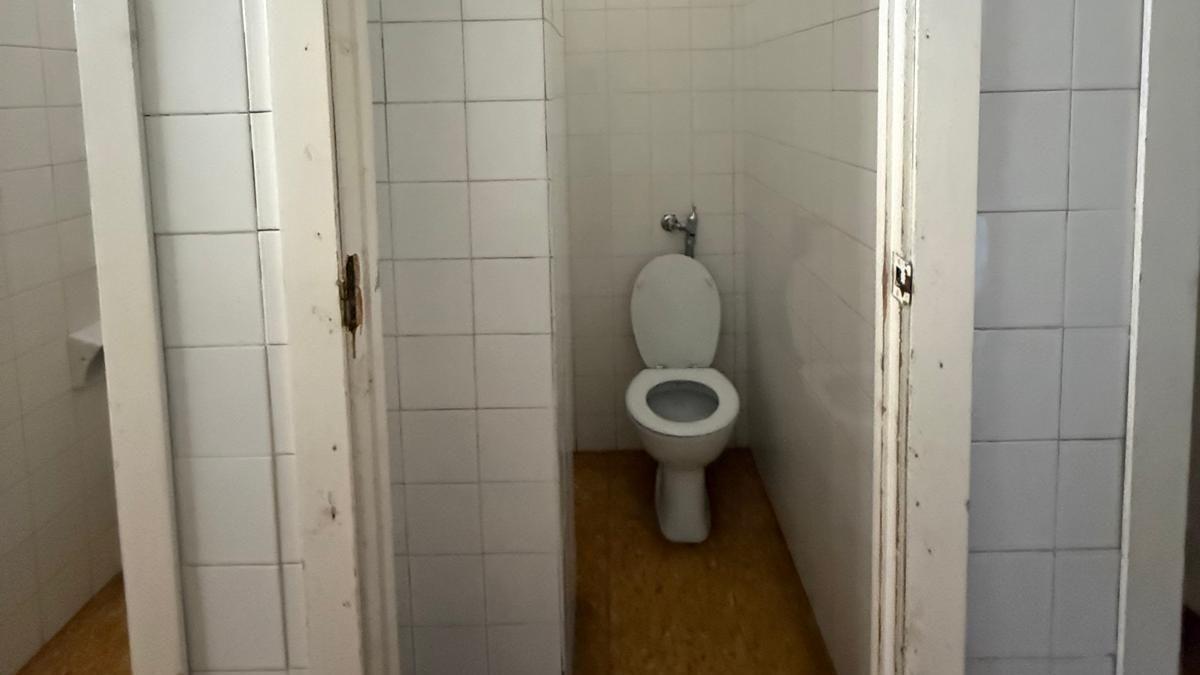 En la imagen facilitada por el CSIF se aprecia un baño que carece de puerta en el colegio Carlos Sarthou.