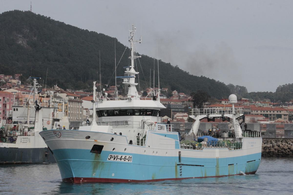 La llegada a Cangas, en el mes de marzo, del pesquero &quot;Playa de Menduíña Dos&quot;, que participó en el rescate de los náufragos del &quot;Villa de Pitanxo&quot;.