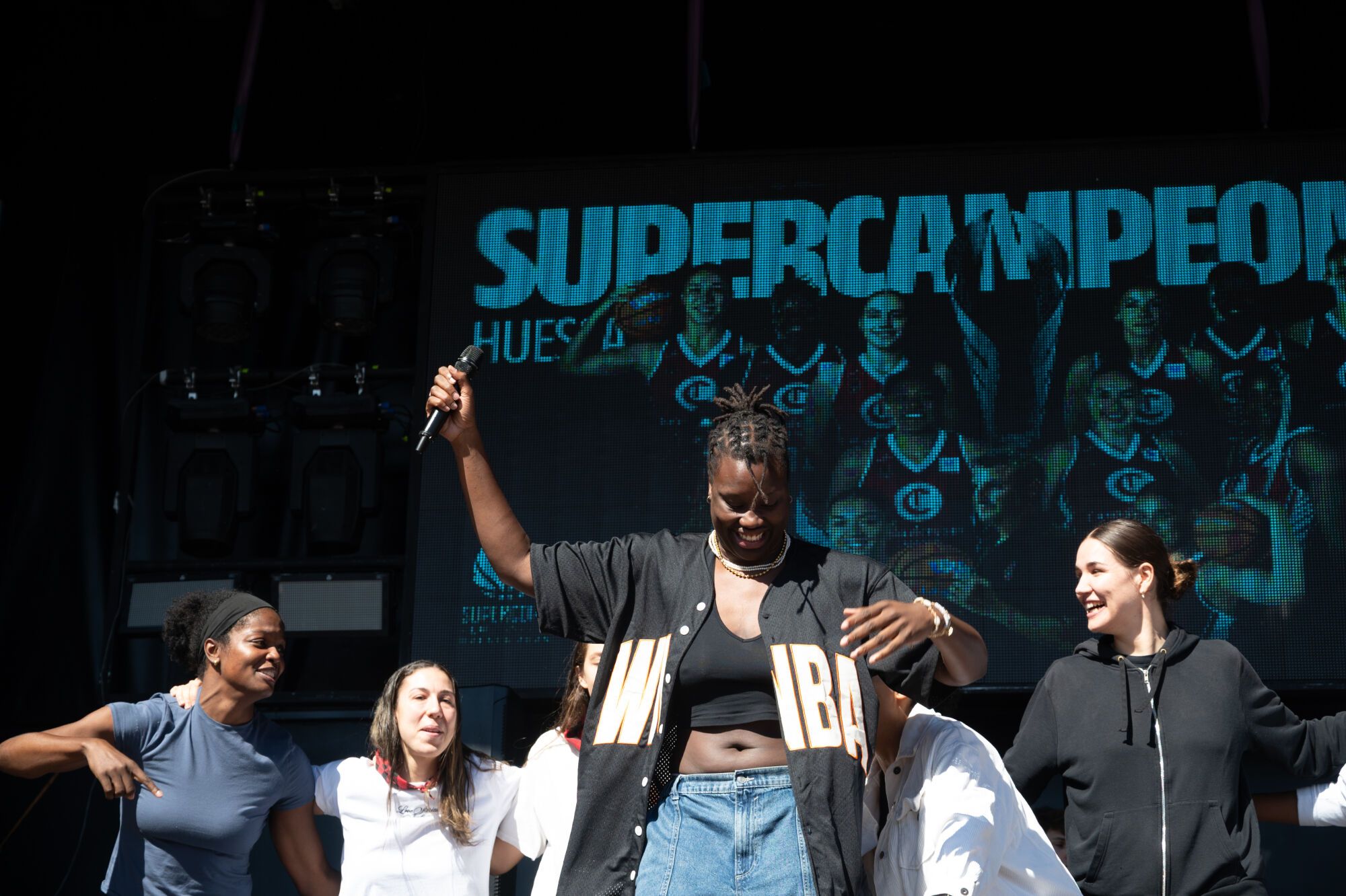 El Casademont Zaragoza celebra la Supercopa ante su afición