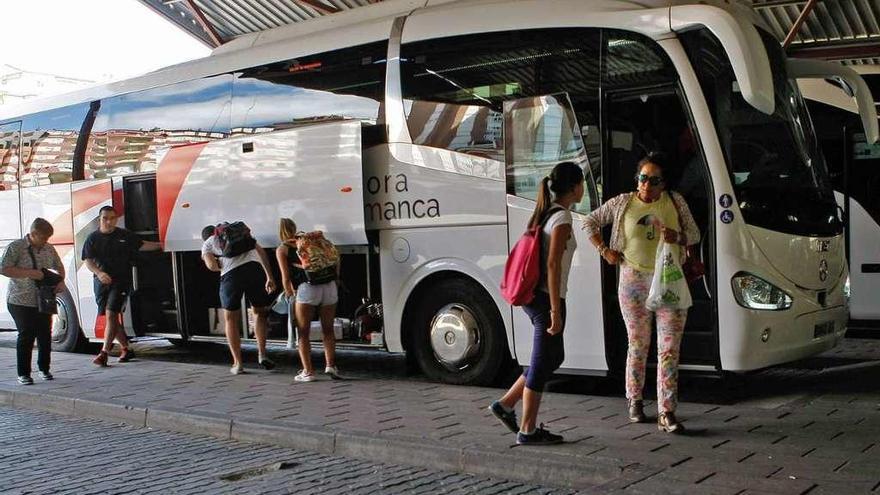 Varios viajeros, en la estación de autobuses de Zamora recién llegados de la vecina Salamanca.