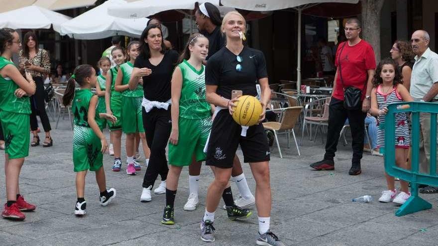 Las jugadoras del primer equipo estuvieron en el stand de la Feria del Deporte celebrada en la Plaza Mayor.