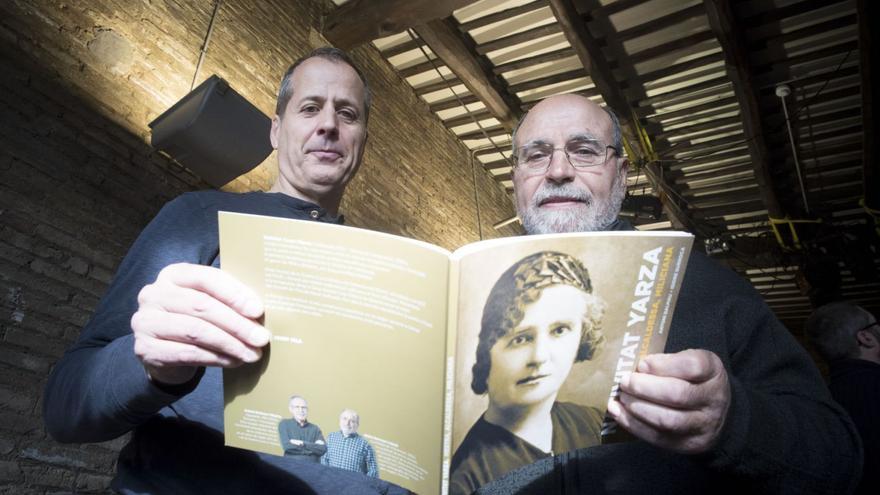 Joan Valentí (esquerre) i Isidre Surroca aguanten la biografia de Nativitat Yarza que va sortir publicada el mes de març | OSCAR BAYONA