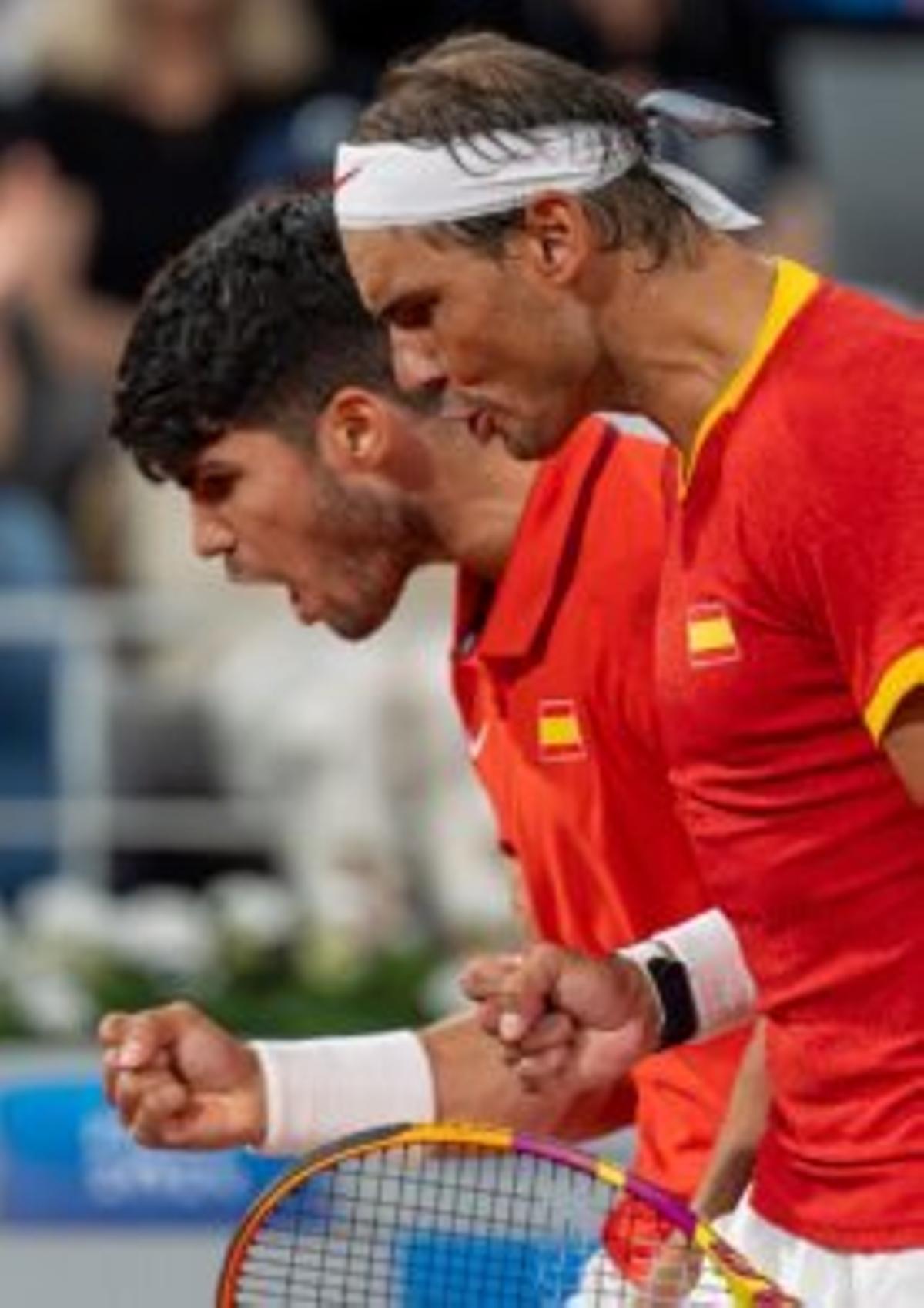 Carlos Alcaraz y Rafael Nadal celebran juntos la victoria de un punto durante el torneo de tenis olímpico de París 2024.