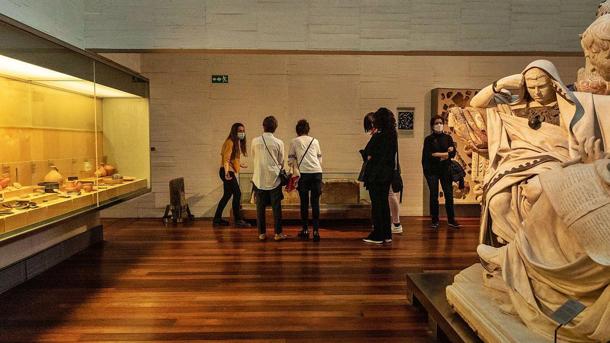 Una de las visitas guiadas que se realizaron ayer por las salas del Museo Provincial de Zamora.