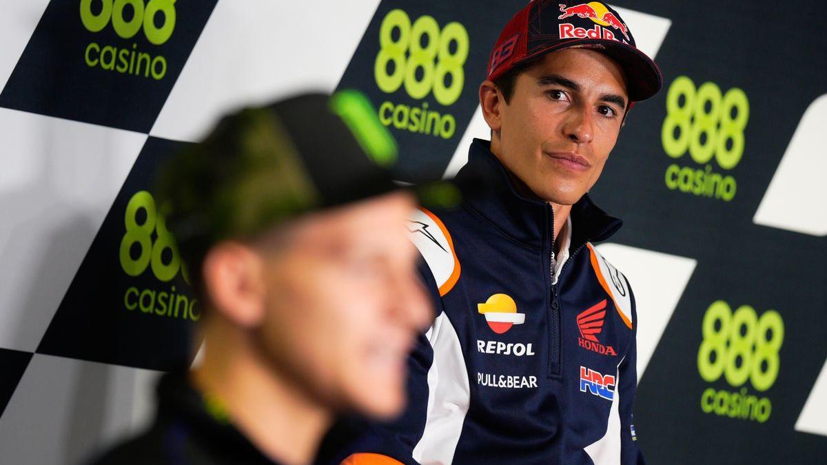 Marc Márquez (Honda) mira a Fabio Quartararo (Yamaha), en la conferencia de prensa de Portimao.