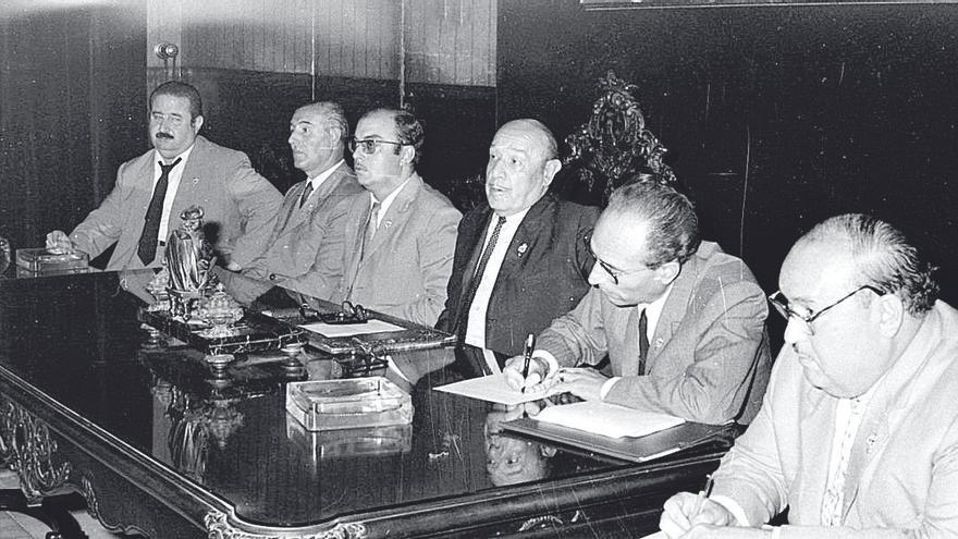 La Comissió Gestora presidida por Tomás Valcárcel, durante un Pleno en 1969.