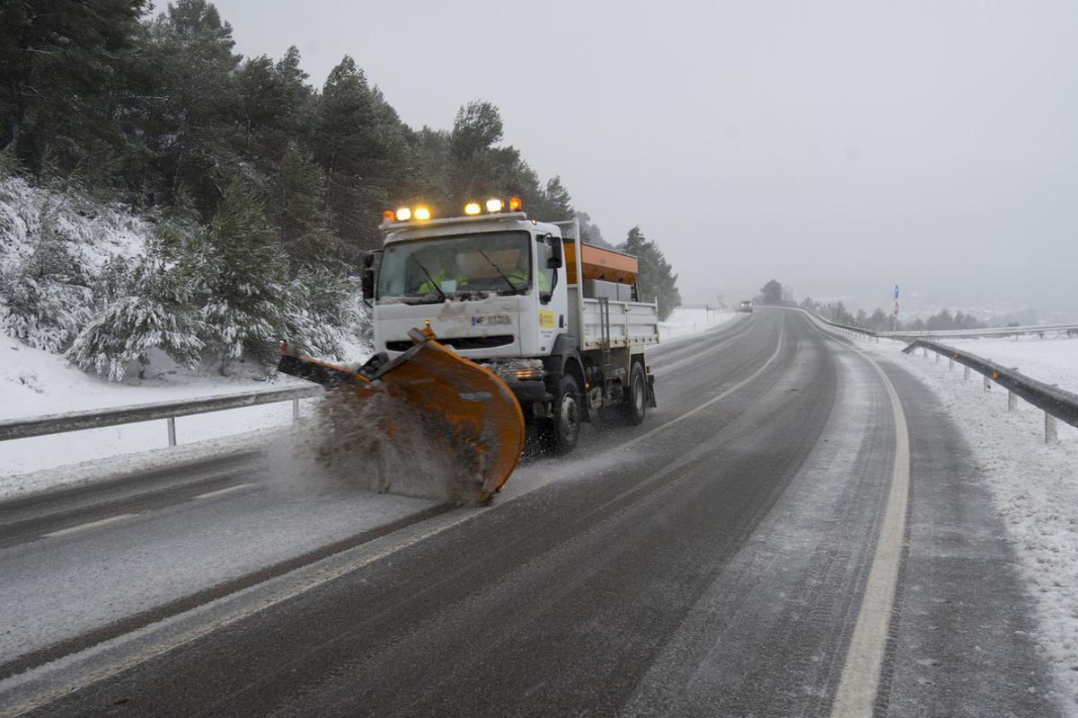 Una màquina llevaneu neteja la N-420 a Tarragona, a l’altura del Coll de la Teixeta.