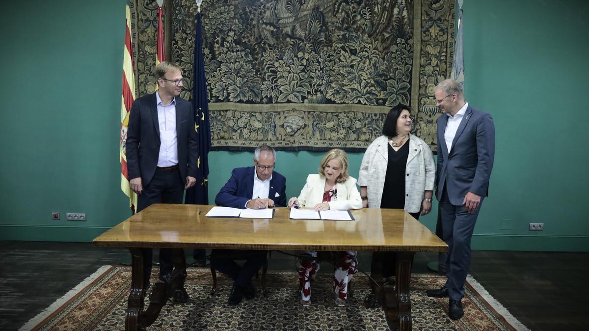 El momento de la firma del acuerdo entre los representantes de ambas univesidades, este miércoles.