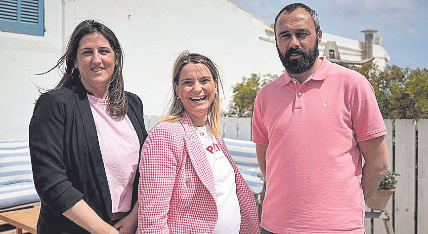 La alcaldesa de Campos, Xisca Porquer, junto a la líder del PP balear, Marga Prohens, y Rafael Adrover, regidor del Consistorio.