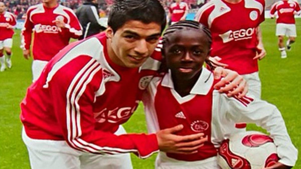 Bobby Adekanye con Luis Suárez cuando los dos estaban en el Ajax