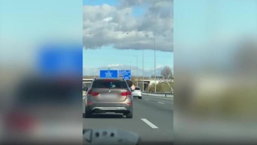 Investigan al dueño de un coche en el que uno de sus ocupantes viajaba enseñando el culo