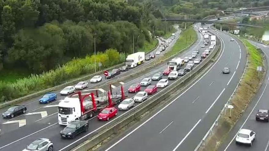 Atasco kilométrico en la circunvalación captado por una cámara de la DGT.