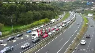 El desprendimiento de un talud en la VG-20 provoca un accidente y retenciones kilométricas