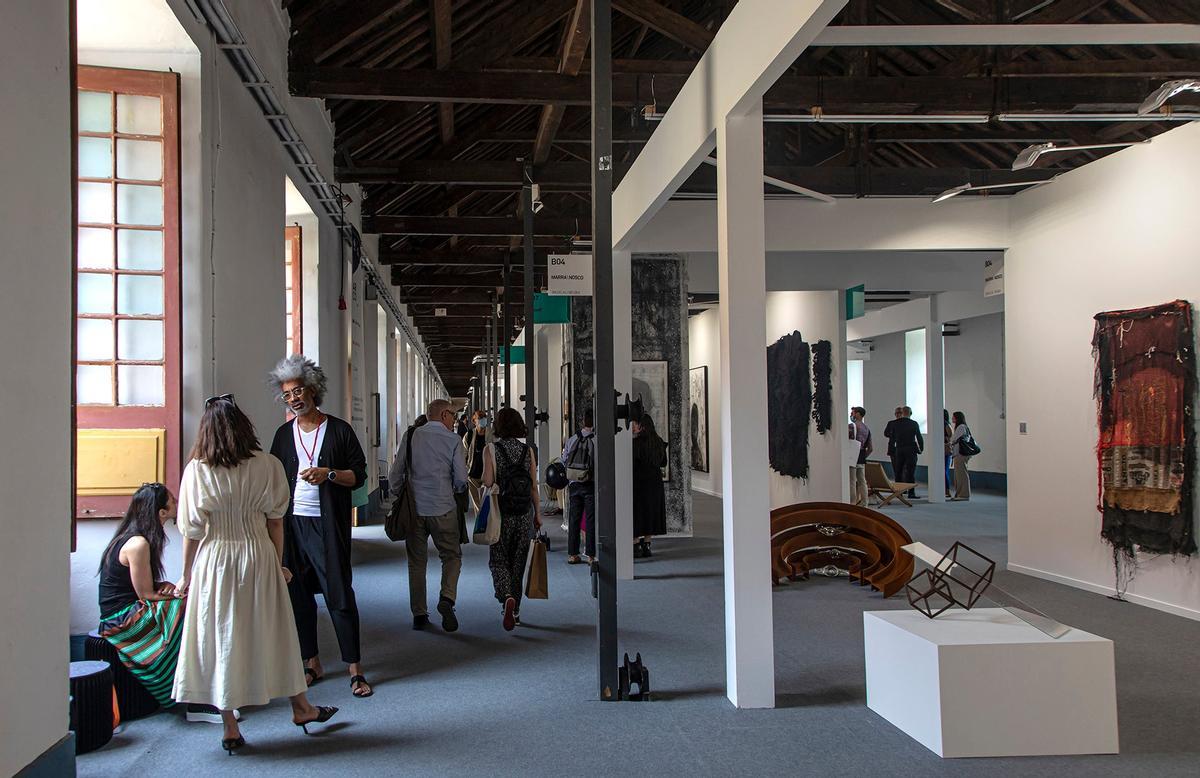 Interior de la Feria ARCOLisboa 2022, en Cordoaria Nacional.
