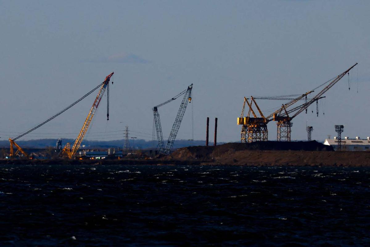 Equipos especializados de demolición empiezan cortando la parte superior del lado norte del puente Francis Scott Key.