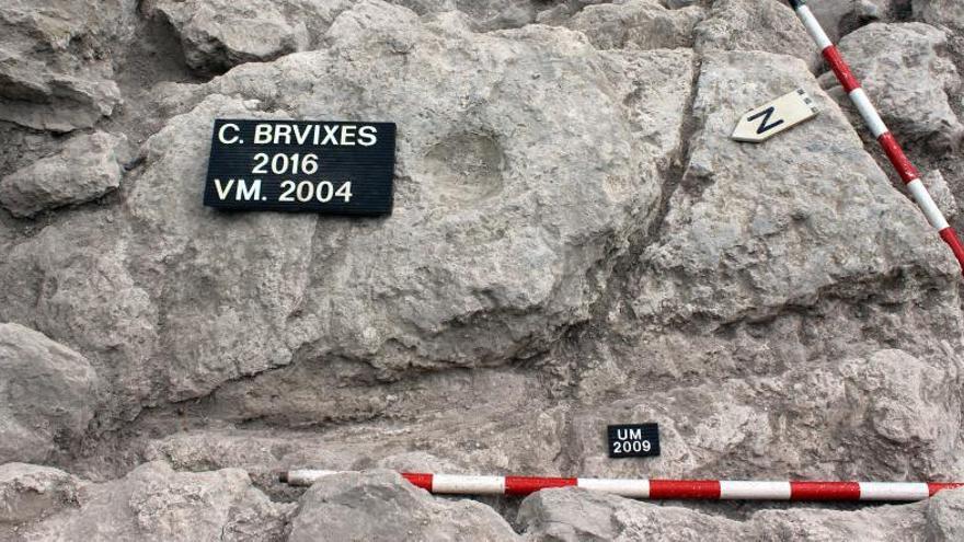 El orificio en el que se anclaba la puerta del cercado de este abrigo ibero romano y andalusí.