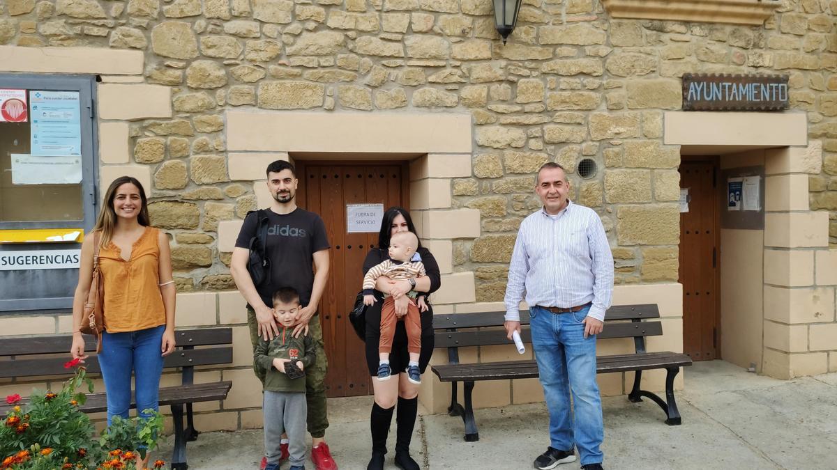 Una pareja con un niño pequeño, en una visita a la localidad de Santa Eulalia, en las altas Cinco Villas.