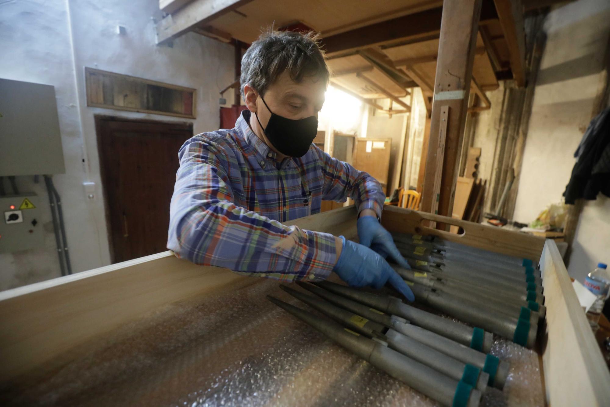 Los holandeses desmontan los 800 tubos del órgano de la Seu