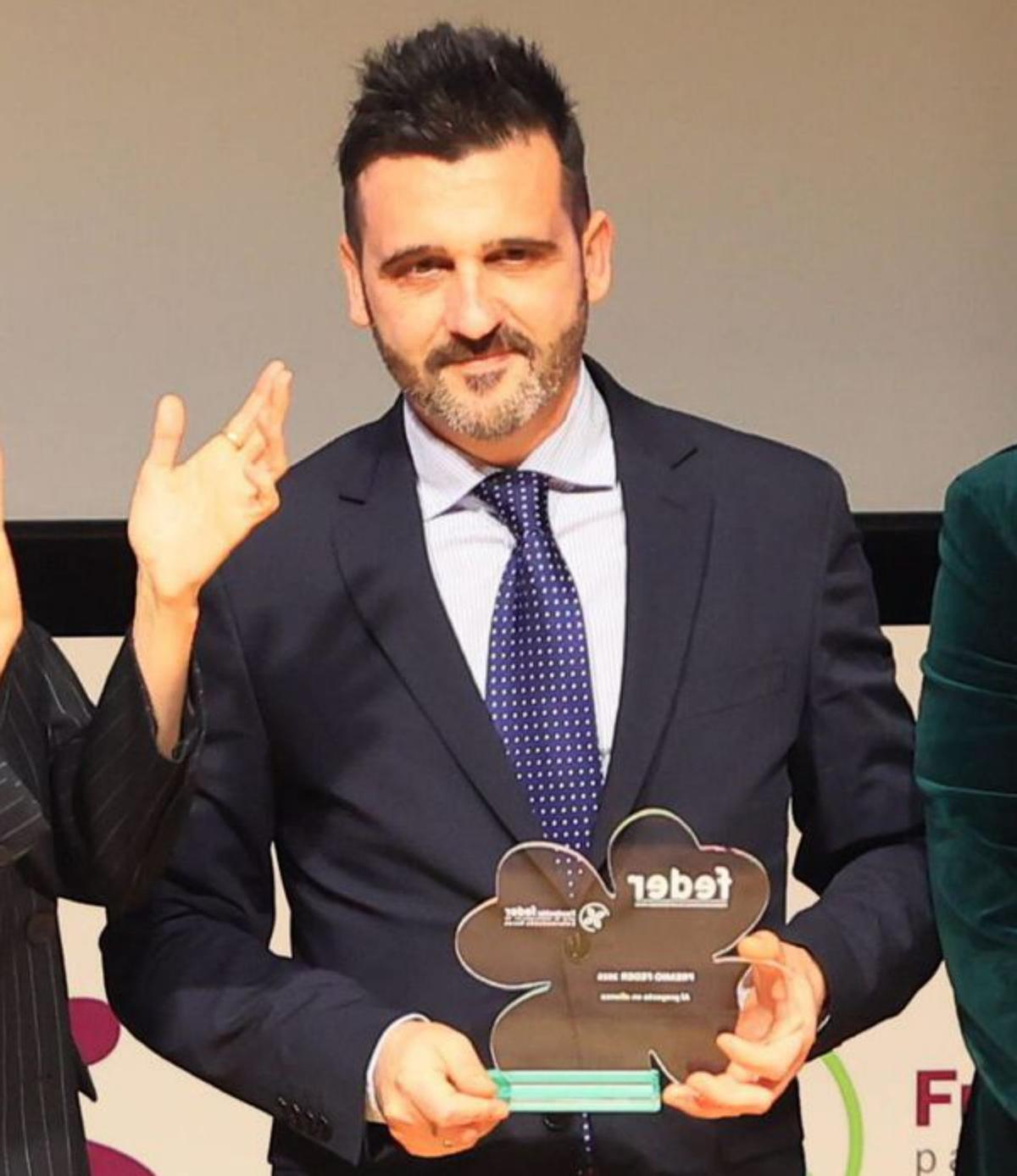 Fernando Yaca, ayer, con su galardón. | DAVID CABO