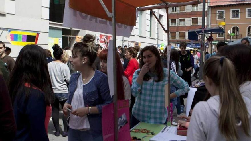 Un mercado de cooperativas escolares organizado por Valnalón en Langreo.