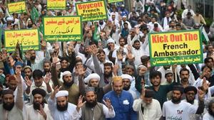 Manifestantes en Karachi contra Francia y Charlie Hebdo, este viernes.