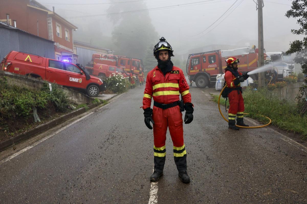 La UME se prepara en Valdés y Tineo para los incendios del verano