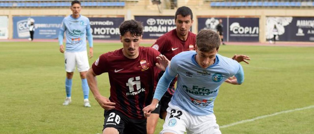 Kevin trata de robar el balón a Plomer. | CD ELDENSE