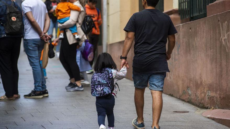 Niños con sus padres en el primer día del curso actual en el Concepción Arenal.   | // CASTELEIRO/ROLLER AGENCIA