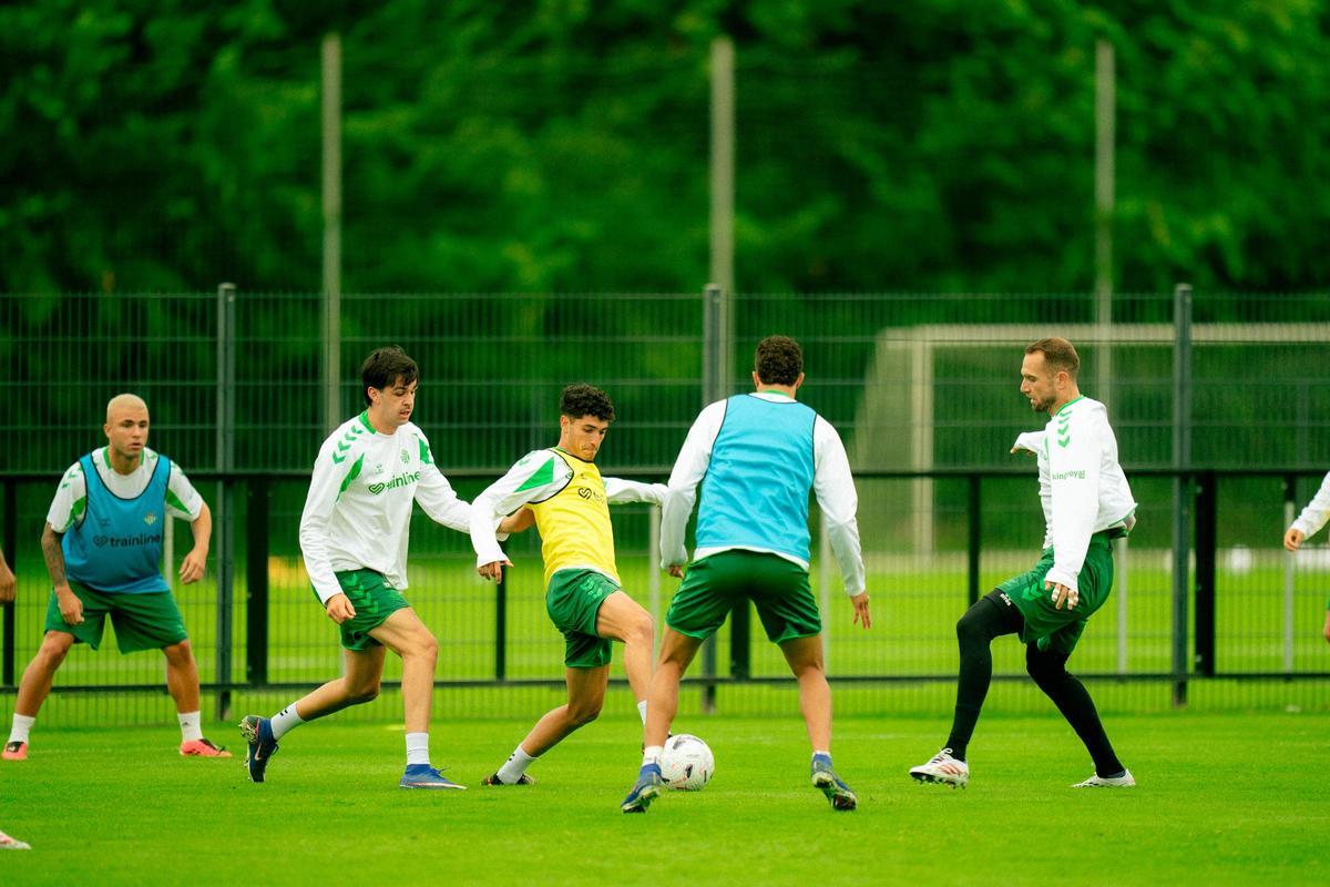 Pablo García, Petit, Borja Alonso, Deossa y Pau, durante el primer día de pretemporada del Betis en Alemania