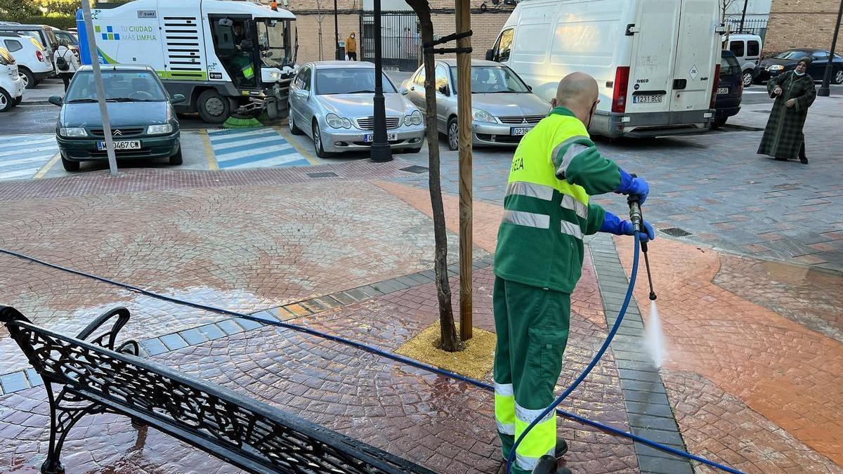 Un operario de limpieza trabaja en la plaza Anabel Conde de  Fuengirola.