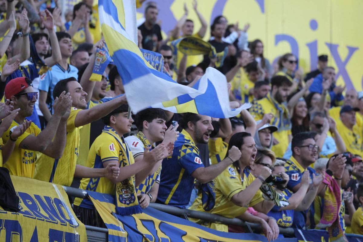 Aficionados de la UD Las Palmas alentando al equipo